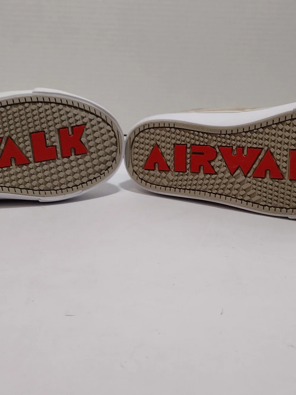 Airwalk Boys' High-Top Sneakers Size 4 NWOT